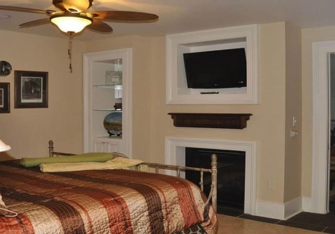 1890 Bedroom2