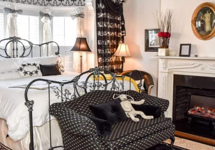 1890 Bedroom
