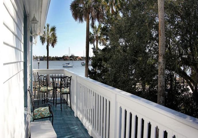 Bayfrontbalcony
