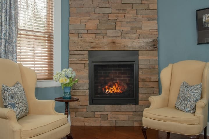 Sitting area with fireplace
