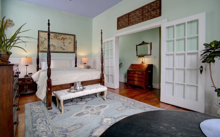 four poster bed in room 4