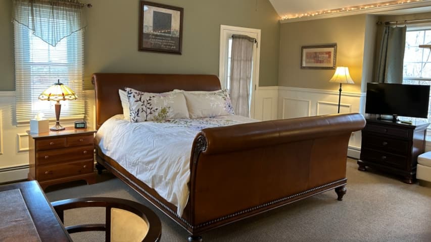 The Quinlan Deluxe Room King Bed