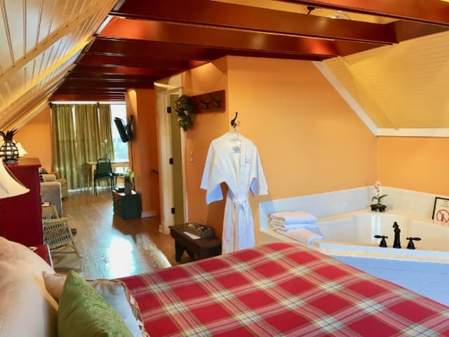 chapel-valley-estates-guest-room-with-bathtub