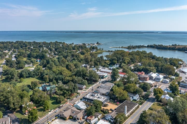 Urbanna, Virginia and The Chesapeake Inn from the air
