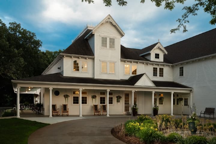 The Oakwood Inn Okoboji front entrance & circle driveway