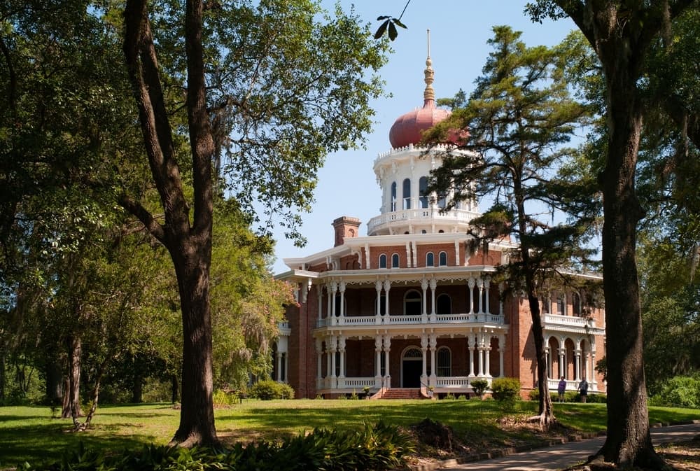 Beautiful antebellum plantation home - one of the best things to do in Natchez, MS