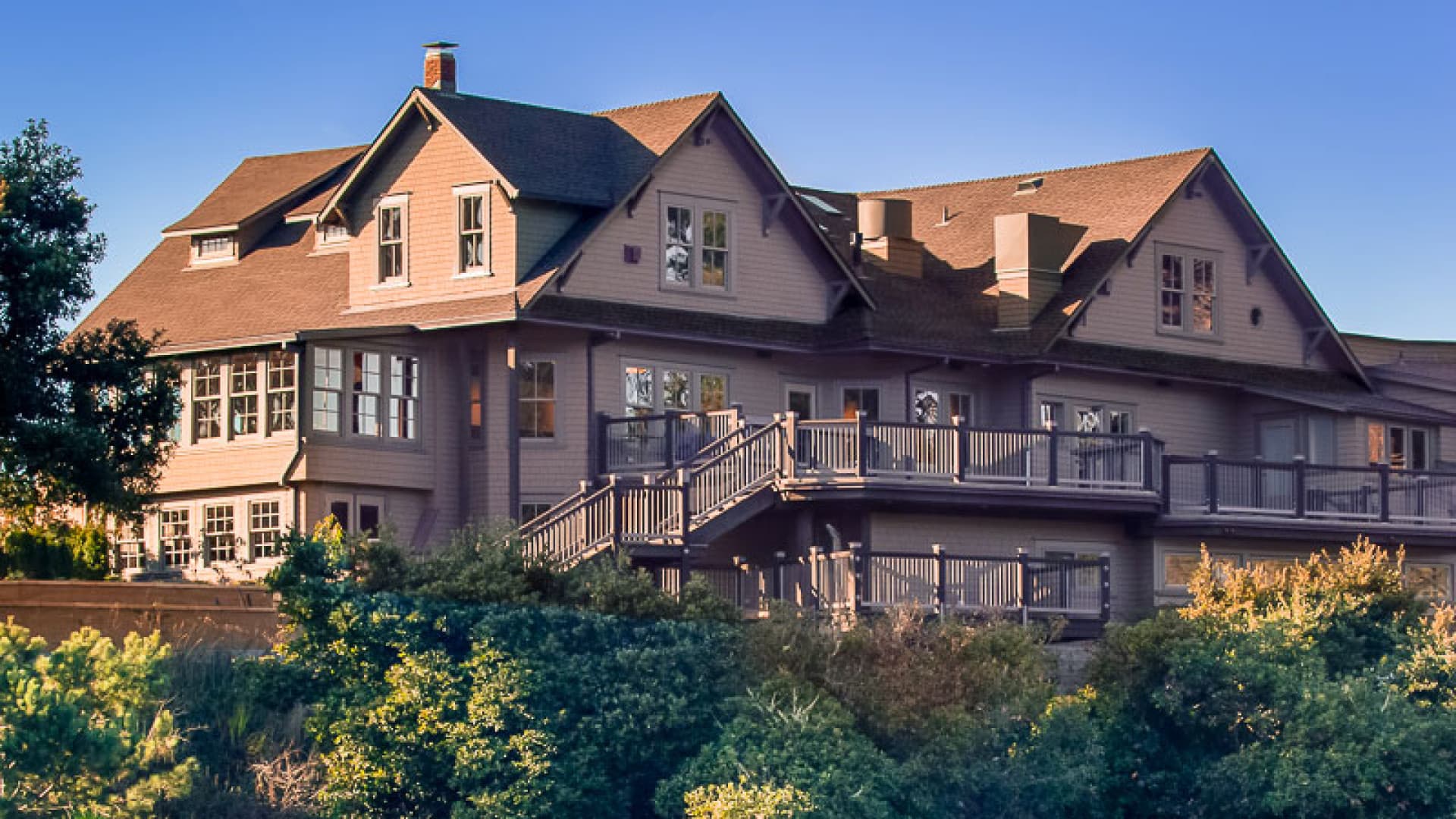Noyo Harbor Inn is a beachfront property in Fort Bragg, California.