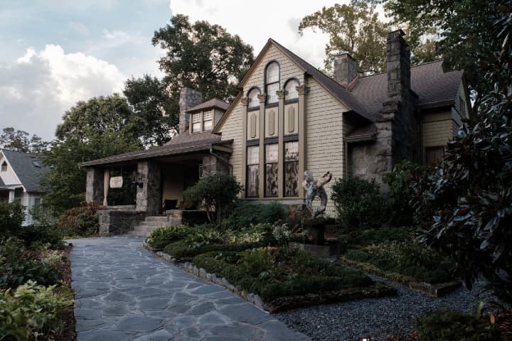 Stonehurst Place Luxury Inn and Carriage House