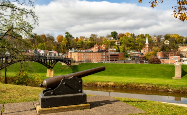 A statue of a cannon overlooking Galena, Illinois.