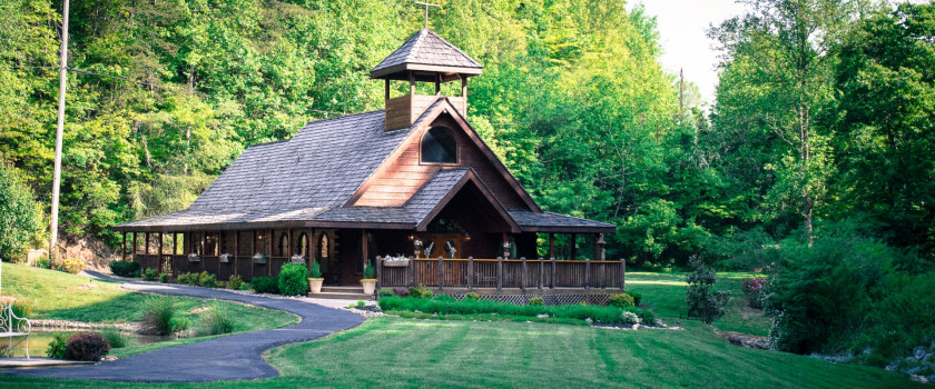 Log wedding chapel surrounded by trees in Gatlinburg, Tennessee.