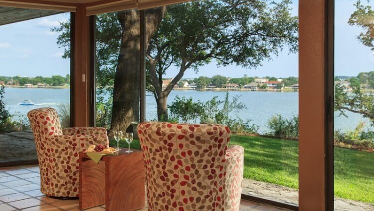 Common area overlooking the lake at the Inn on Lake Granbury