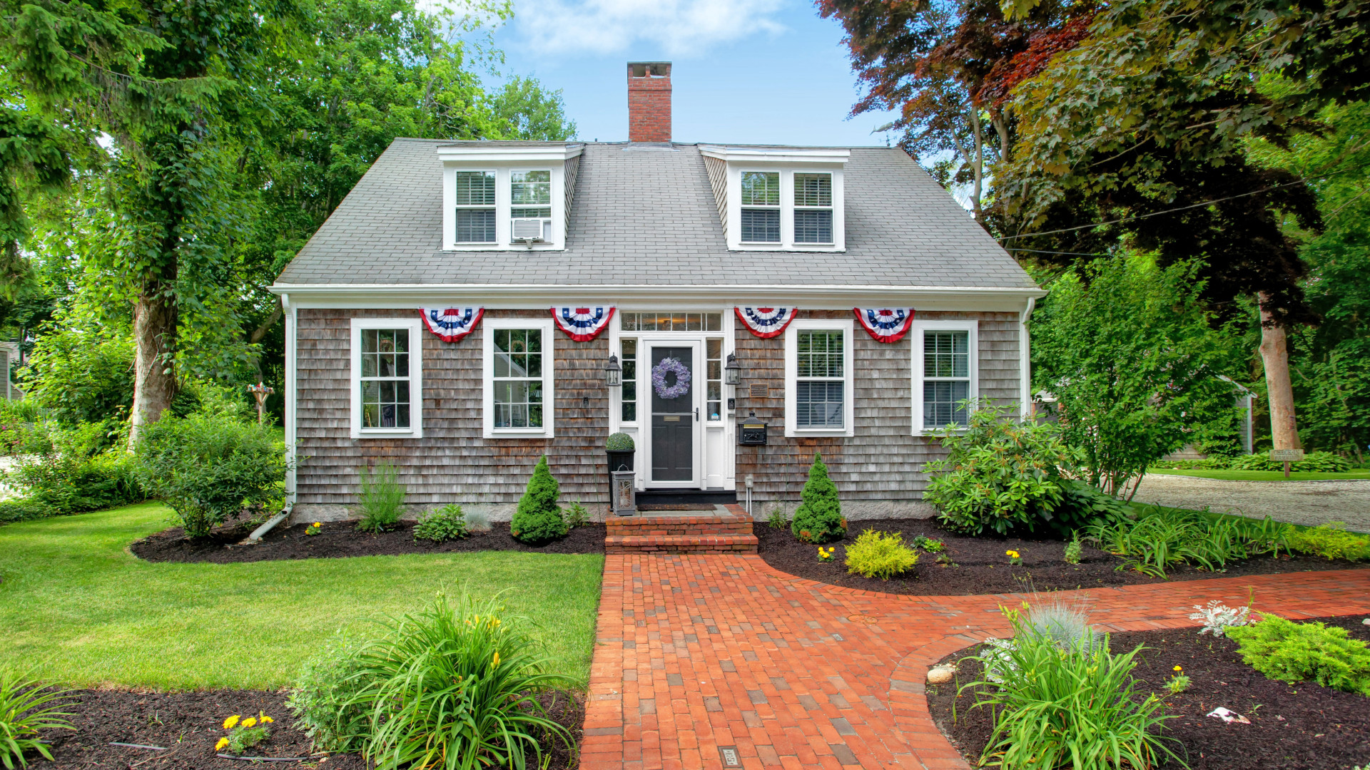 The Inn on Main is a coastal property in Yarmouth Port, Massachusetts near some of the best places for whale watching on Cape Cod.