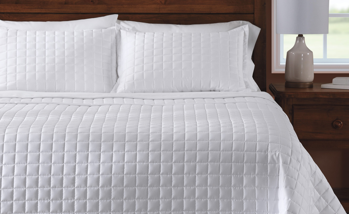 Cuddledown Wholesale bed with white sheets