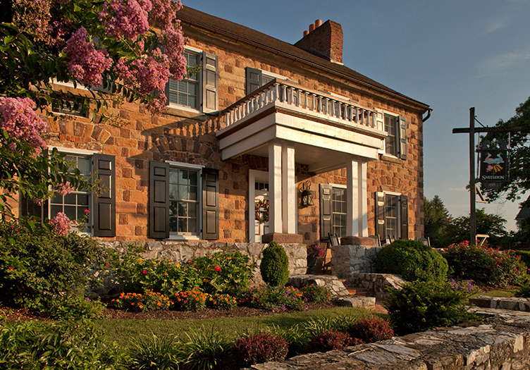historic-smithton-inn-exterior
