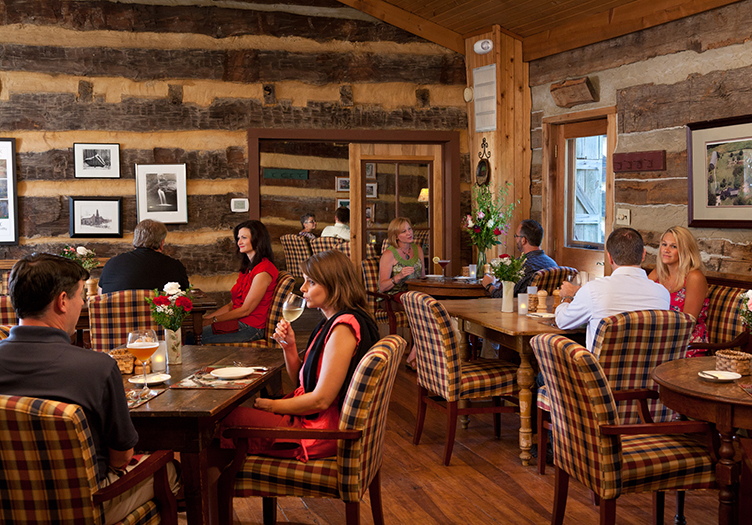 The Inn and Spa at Cedar Falls dining room