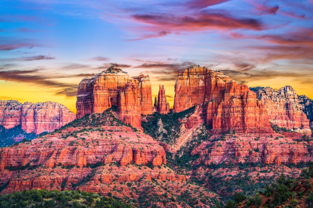 Discover the best places to stay in Arizona, like the incredible red rocks of Sedona
