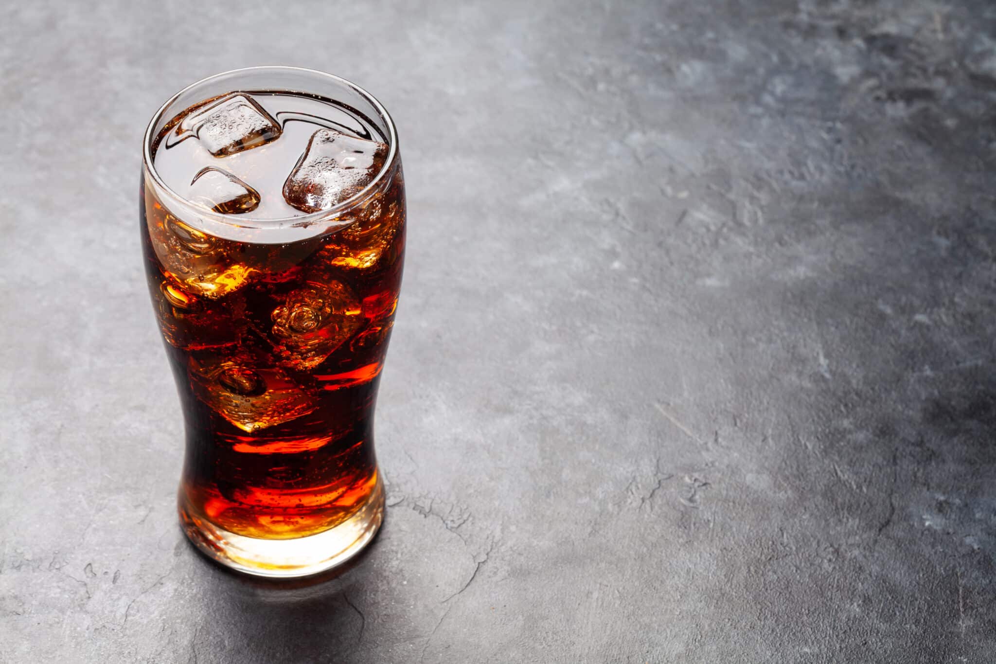 glass of soda with ice